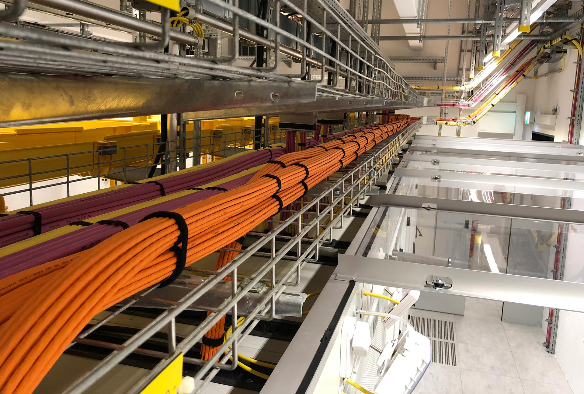 Gebündelte Datenkabel in Kabeltrassen einer technischen Anlage